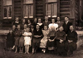 Семья Баранчеевых с друзьями и родственниками. В нижнем ряду в центре сидит Александра Геннадьевна в день своего пятидесятилетия. В верхнем ряду слева направо: ее дети Вера и Варвара Баранчеевы, младшая сестра Пелагея Геннадьевна, дети Надежда, Серафима и Сергей Баранчеевы. Автор воспоминаний Николай Баранчеев – крайний справа. Калиново, 23 мая 1954 г.