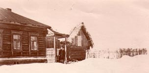 Дом Баранчеевых в деревне Калиново. На крыльце стоит Александра Геннадьевна Баранчеева